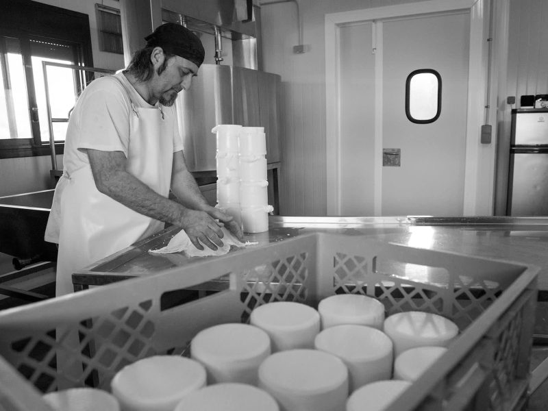 formatges-artesants-treballant2-la_frasera